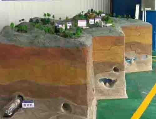 地鐵路線剖面雕塑